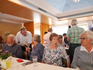 Mitglieder der Kolpingsfamilie nehmen am Helferfest in St. Joseph teil