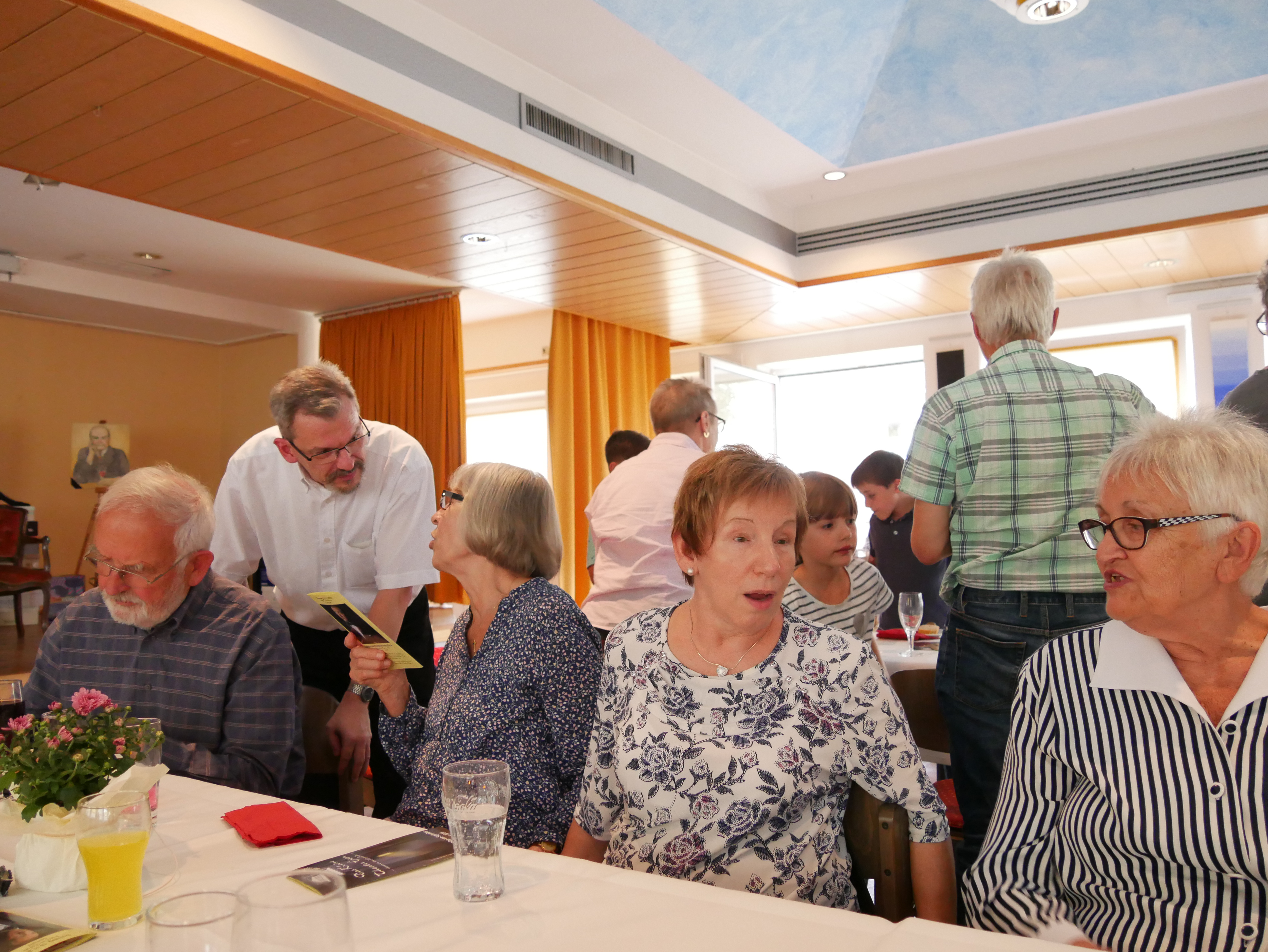 Mitglieder der Kolpingsfamilie nehmen am Helferfest in St. Joseph teil